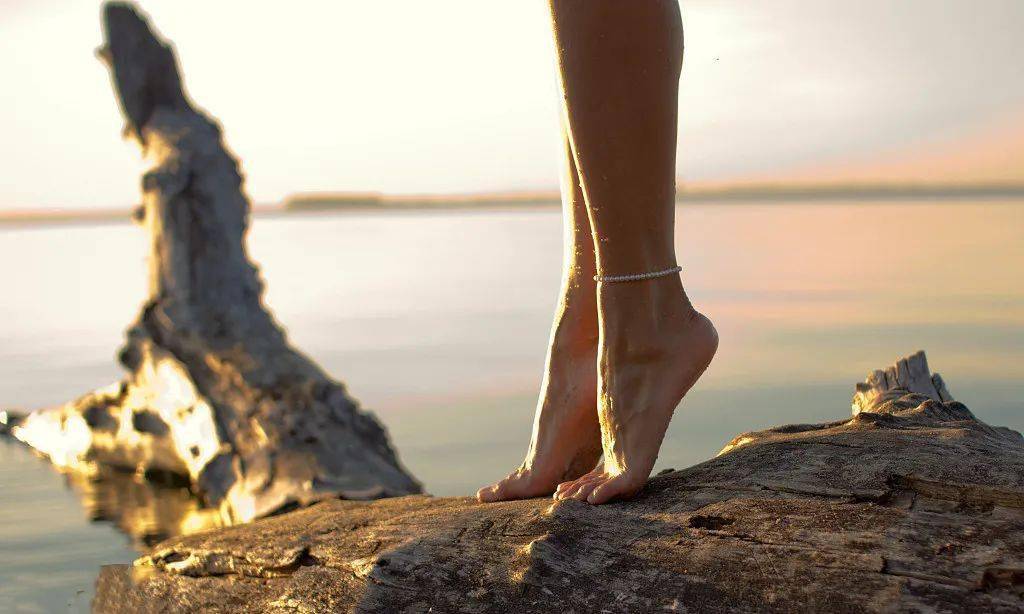 2 第二个动作:踮脚 下面就是对颈椎有好处的另一个方式——踮脚.