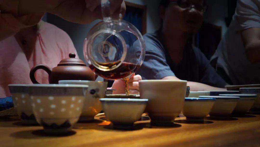 拿起茶杯就好 与你喝茶的那个人太珍贵 找到能一起喝茶的人 本身就是