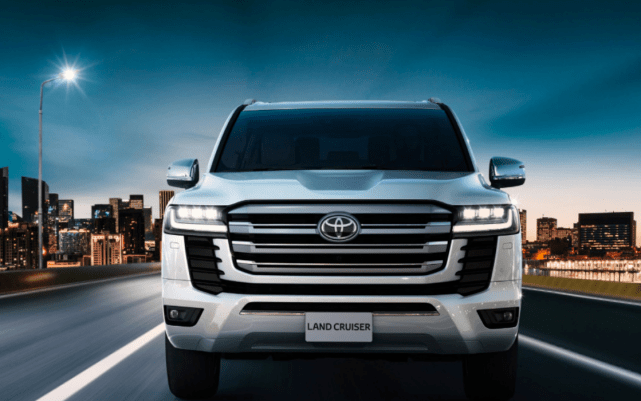 新款丰田陆巡外观作出较大改动,在这款车上可以看到时尚化的设计元素