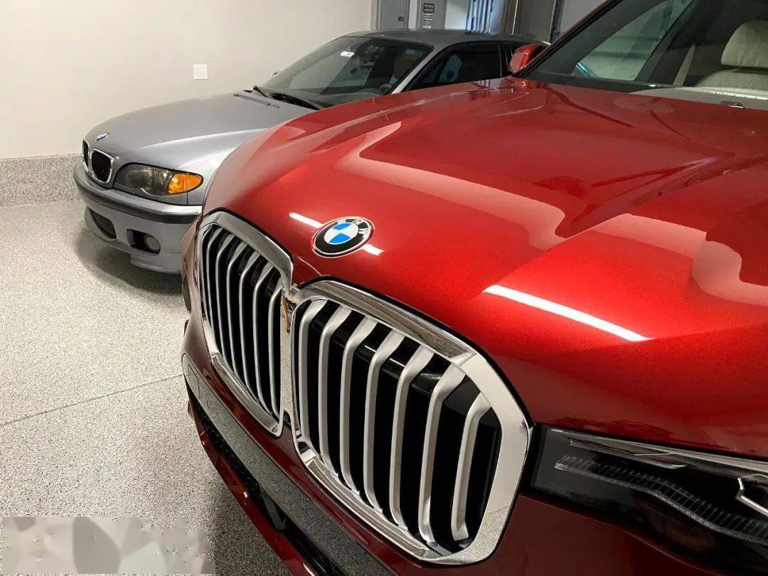 宝马x7个性化定制砂金石红车漆,效果是这样的.