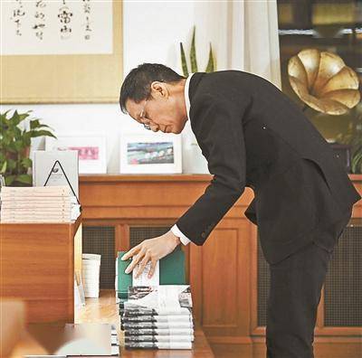 58岁冯远征携66岁妻子聚会,眼窝凹陷发黑太憔悴