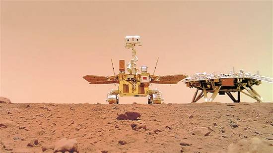 着陆|“祝融号”从火星发来自拍照