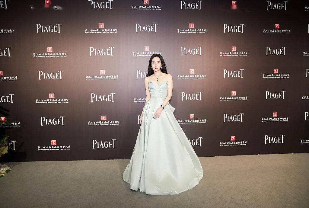 王智亮相伯爵非凡之夜 抹胸礼服华丽典雅展女神气质