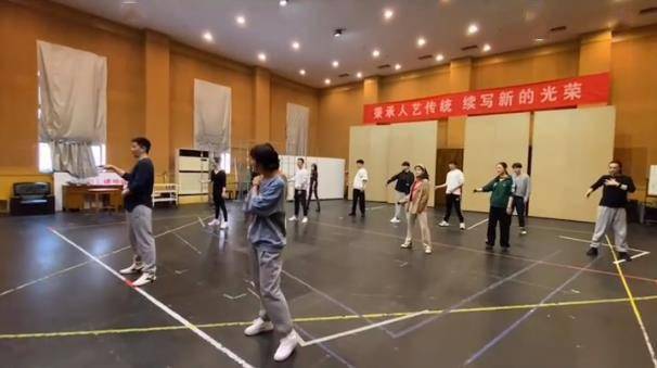 58岁冯远征携66岁妻子聚会,眼窝凹陷发黑太憔悴