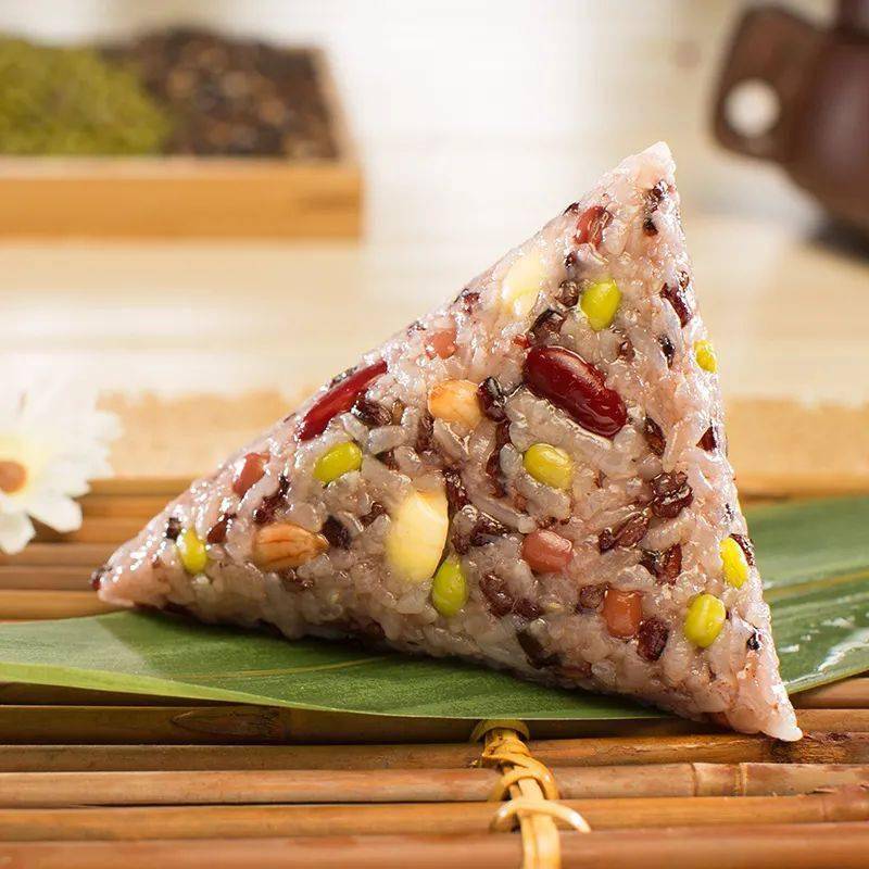 每年农历五月初五,家家户户都要浸糯米,洗粽叶,包粽子,其花色品种繁多