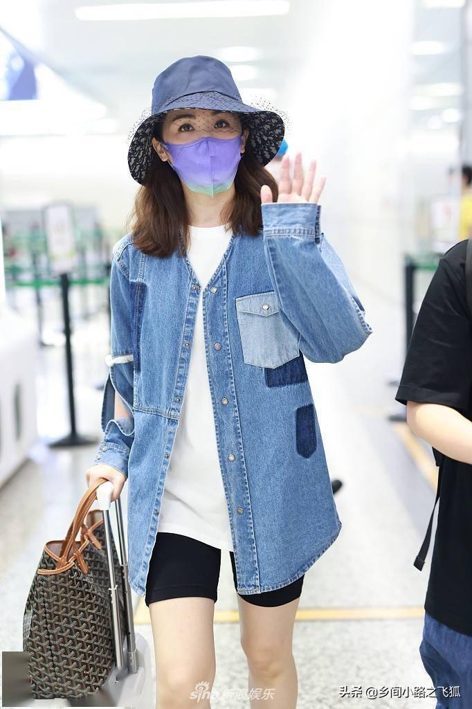 阿sa蔡卓妍穿牛仔衬衫玩下衣失踪 对镜头甜笑挥手美腿吸睛_机场