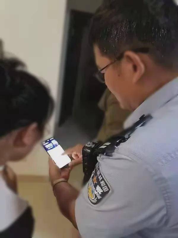 我为群众办实事民警夺过她手机竟是为了