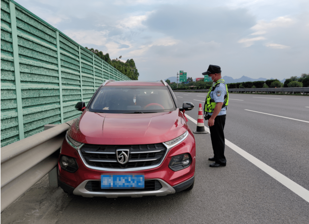 廣西高速路上紅色小車停在應急車道男子躺在駕駛位表情痛苦