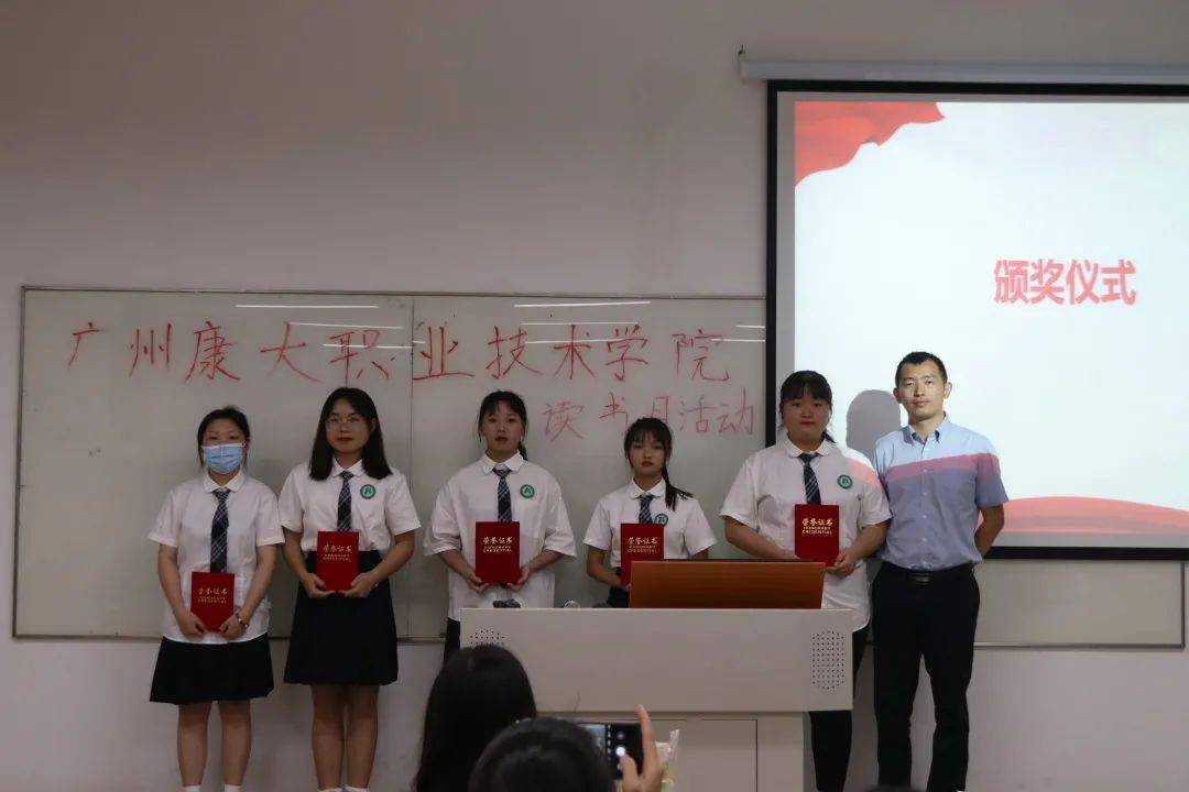 三等奖《祖国,我亲爱的祖国》20级康复2班陈文婷《党旗下》20级康复2