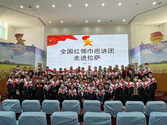 5月18日,西藏自治区青年宣讲团走进日喀则市萨嘎县拉藏乡溪果村,利用