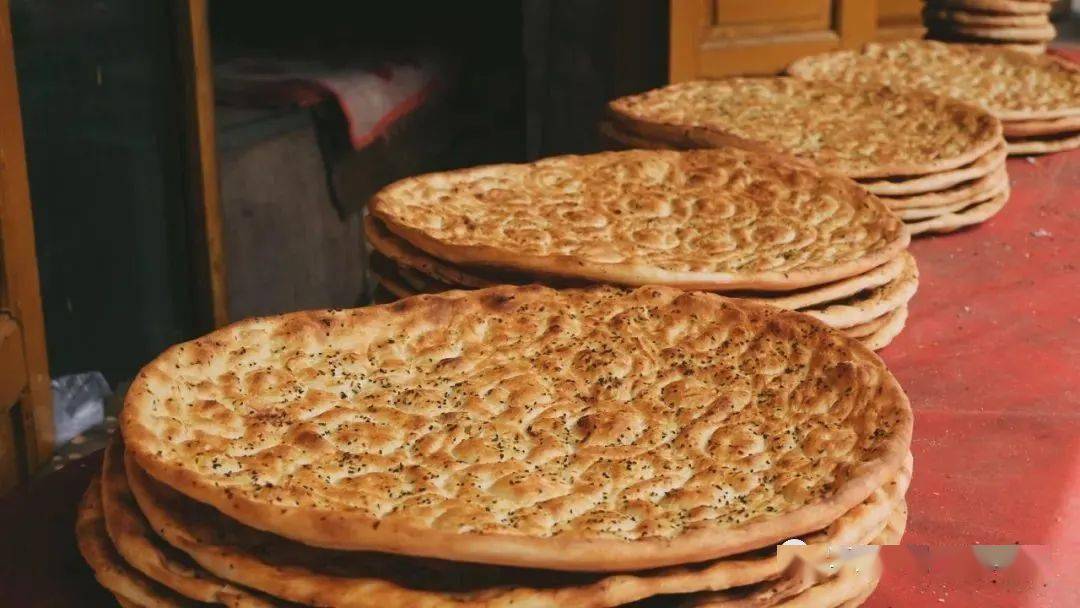 大静大如车轮的库车大馕,在新疆的大名可是无人不晓,名气和吐鲁番的