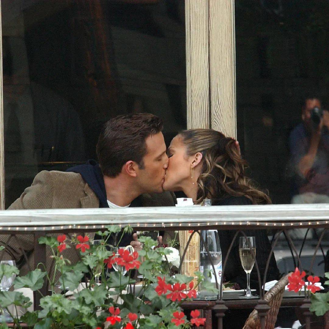 其实,外国明星被偷拍到这种亲吻照可以说是见怪不怪的事,但本