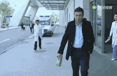 细心的观众或许很早就发现,一直以来,著名演员张嘉译在镜头前走路的