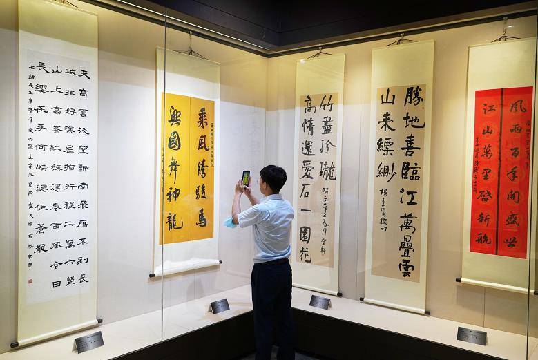 花木向阳海内外青少年诗联书法作品展在北京市北海公园开幕