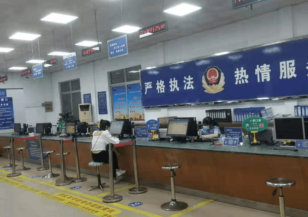 清新交警大队在车管中队办证大厅,交管中队违法处理中心均设置了咨询