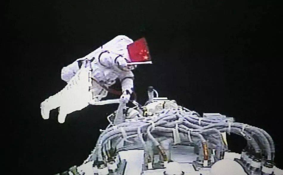 翟志刚完成中国人首次太空行走2008年12月18日,中国邮政发行《改革