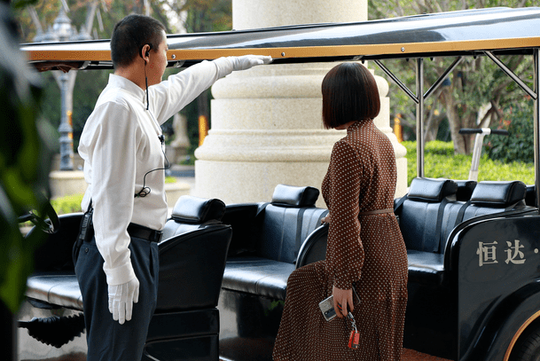 细致详细的贴心指引指挥车辆的有序停放烈日,为客户遮阳雨天,为客户挡