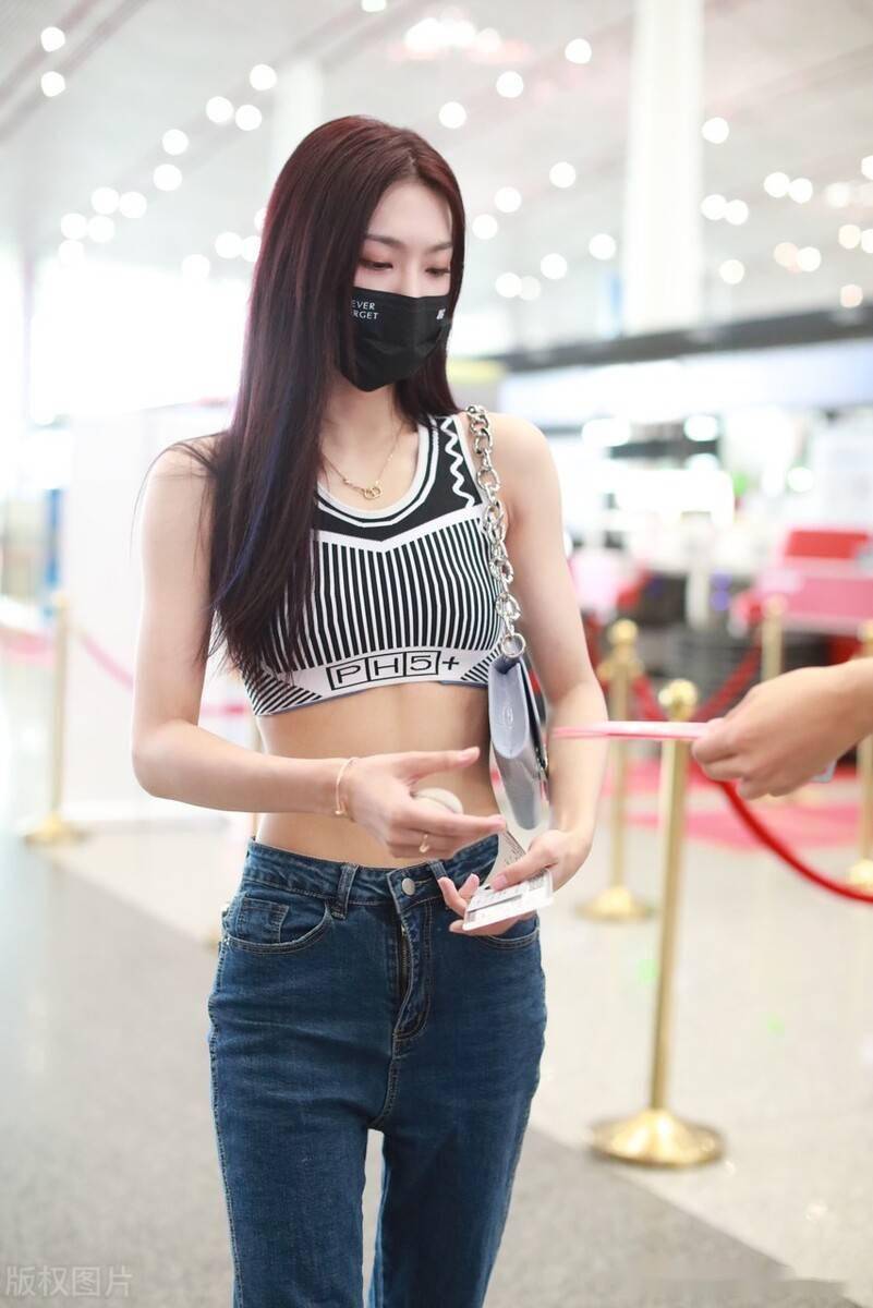 街拍曾可妮露脐抹胸牛仔开衩裤紫色手袋时尚火辣