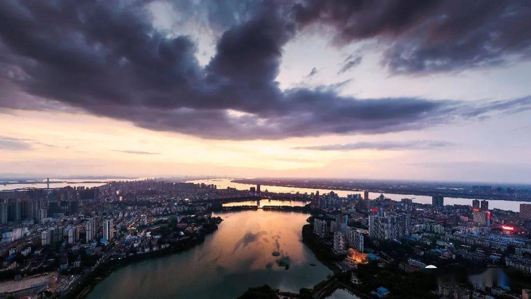 俯瞰九江主城区壮美晚霞风景如画