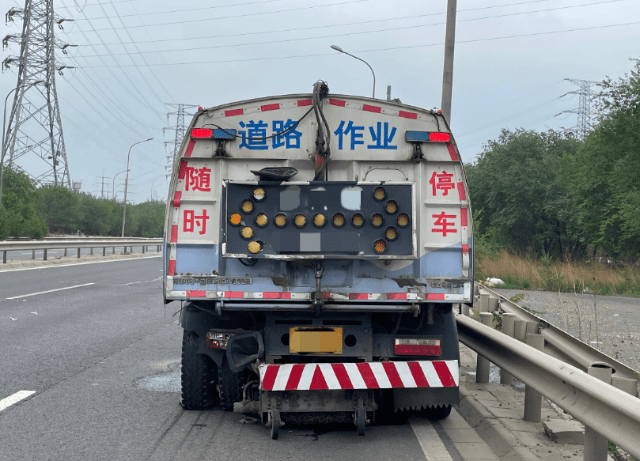 货车追尾环卫清扫车 车头撞扁司机被困 进行