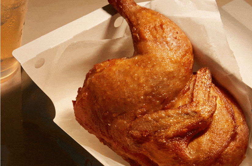 用手撕开,丝丝分明的鸡肉冒着诱人的热气;带着炸鸡香味的蒸汽涌入鼻腔