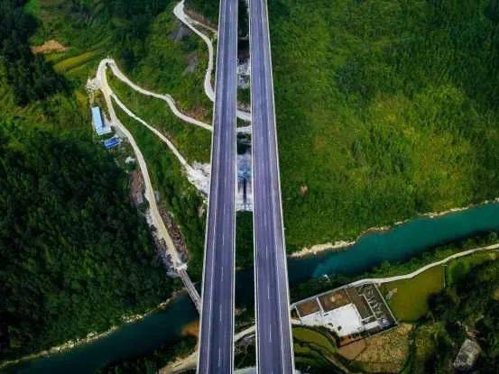 绥正高速公路跨越美丽的芙蓉江沿着芙蓉江畔的致富路绥正高速公路终点