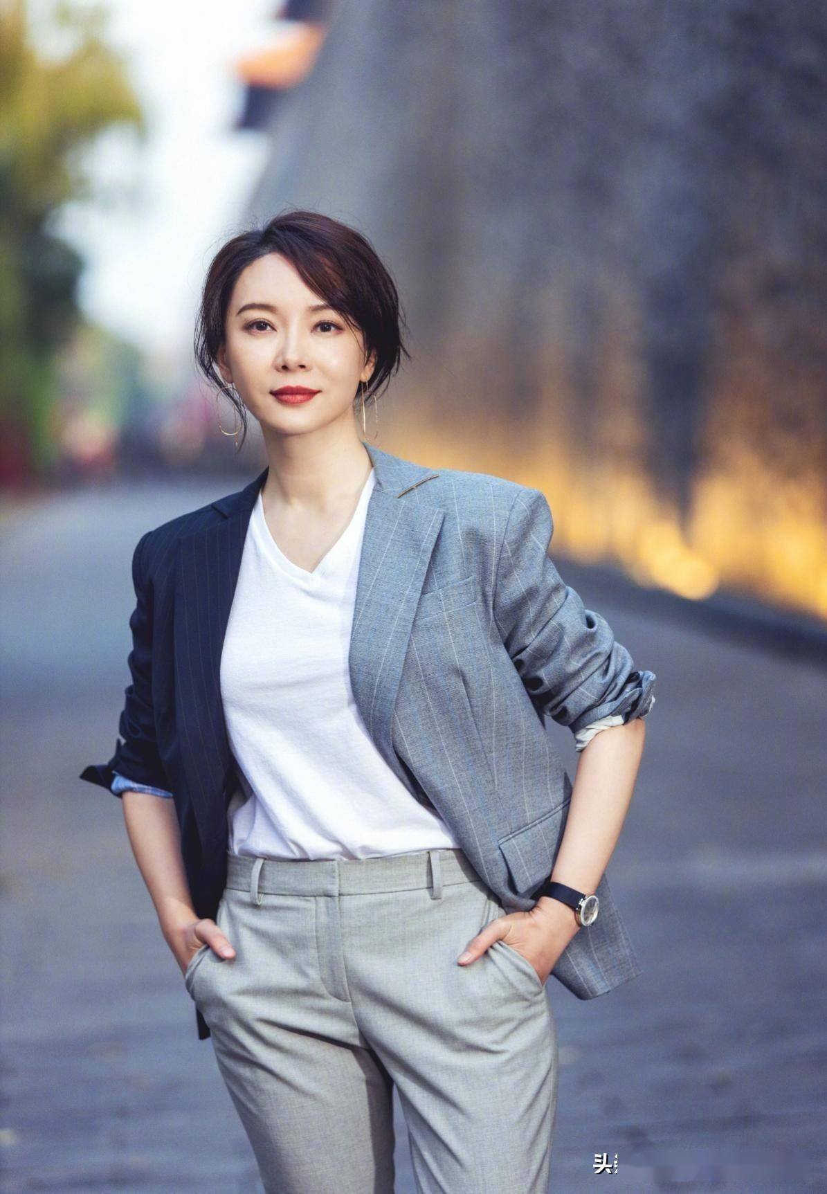 女人过了45岁少穿t恤短裤瞧瞧下面五种穿法优雅知性又气质