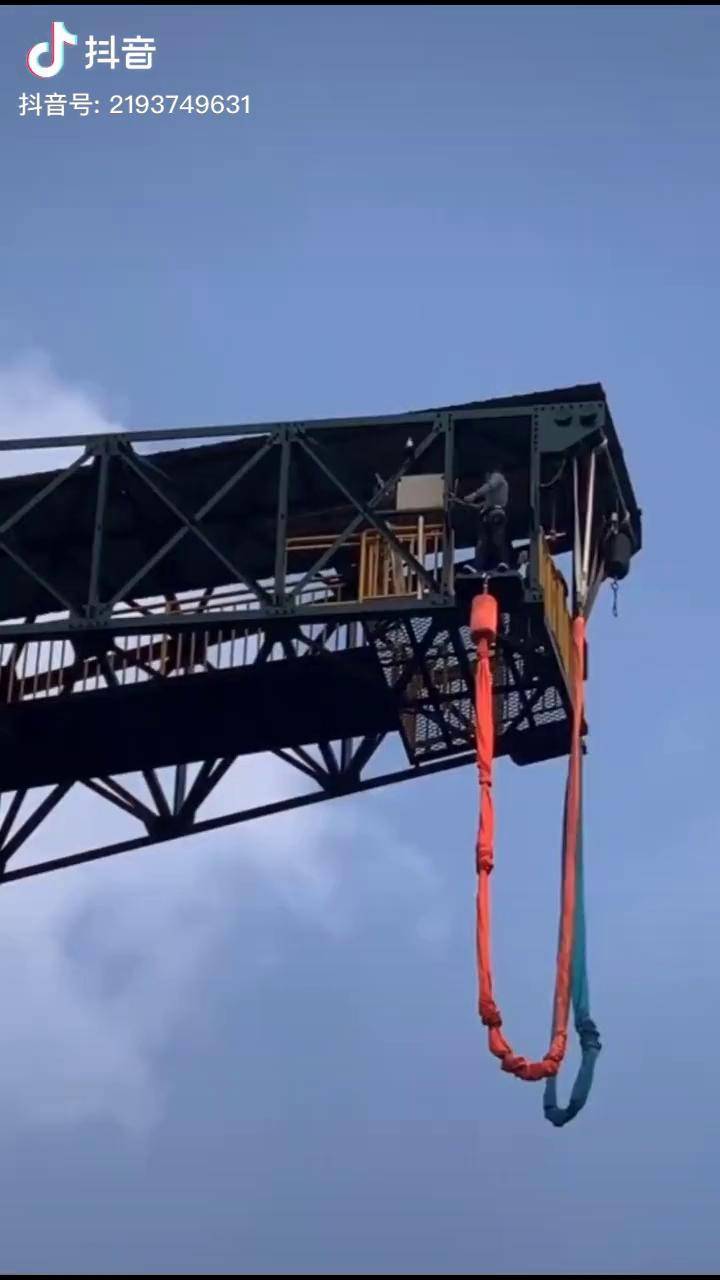 安徽宣城亲心谷蹦极正式营业第一跳能看出是谁不跳的不安徽亲心谷蹦极