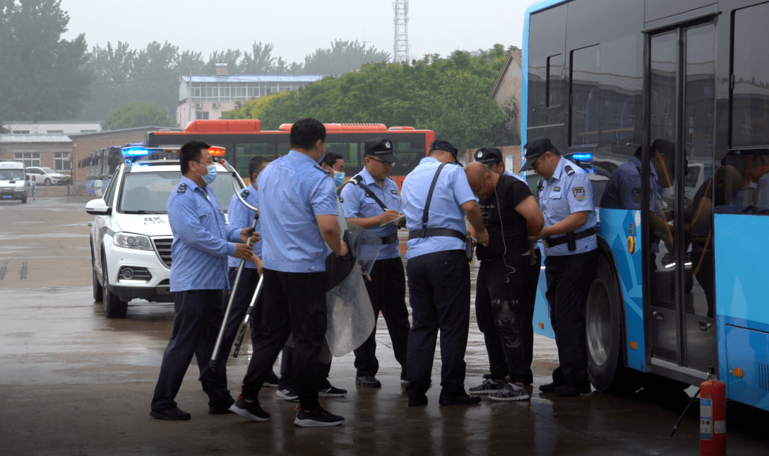 提高处置能力完善处置预案廊坊公交开展4个科目的应急演练