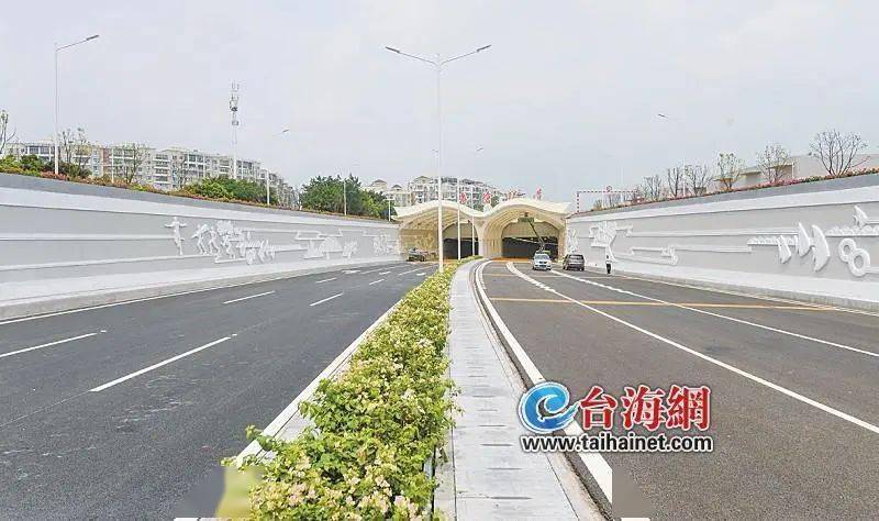 什么是双向六车道 ef293044ad3a40fba101e3b708ddb48c.jpeg