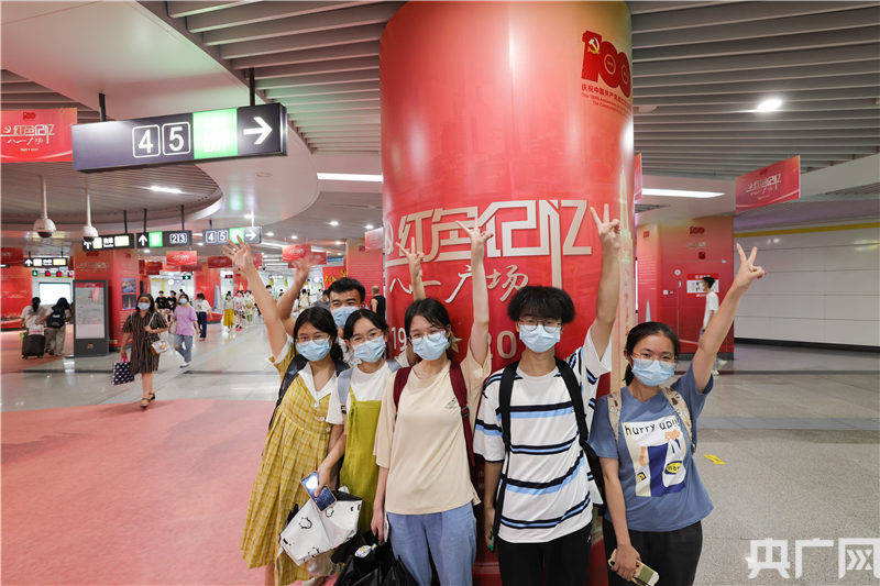 这两处主题站将于6月18日-10月18日进行展览,共计展示20根包柱,100面