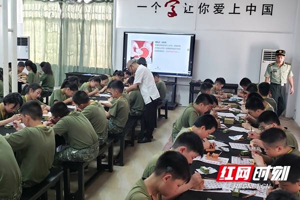 文化|献礼建党百年 雨花区学子共同印制巨幅党旗