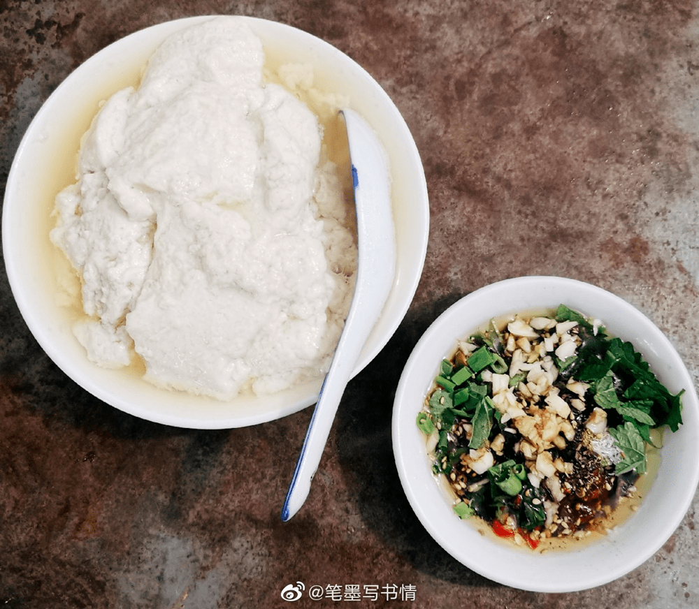 就是一碗嫩白的豆花,一碗疏松的米饭,一碟香辣的蘸水,再配一碗豆腐窖