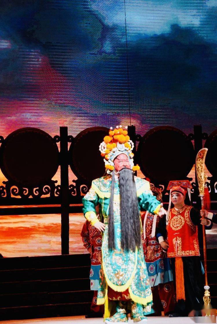 演绎关羽波澜壮阔一生,豫剧《义薄云天》,演出掌声一浪高过一浪