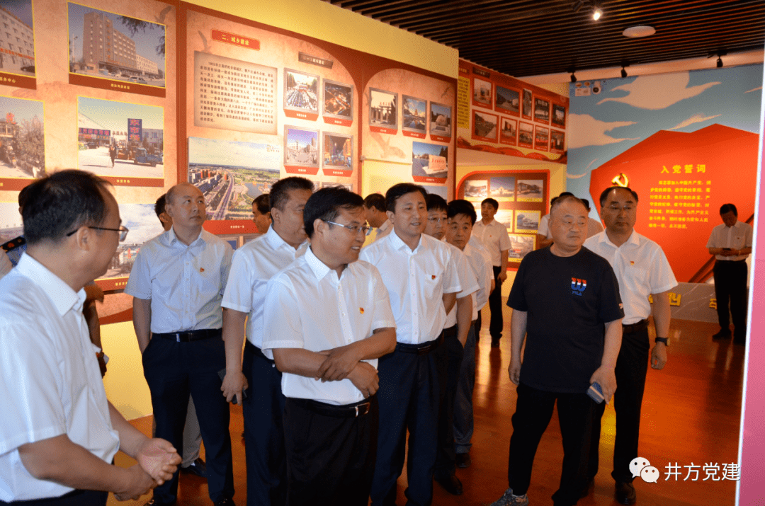 县委副书记,县长王立国和县委常委,组织部长徐兴文共同为乾安党史馆