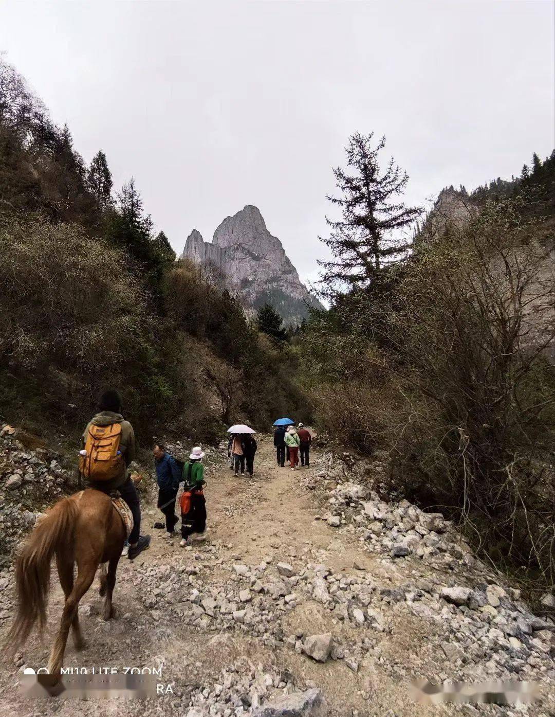 便是著名的光蓋山, 古時因白色岩石會反光也叫石鏡山.