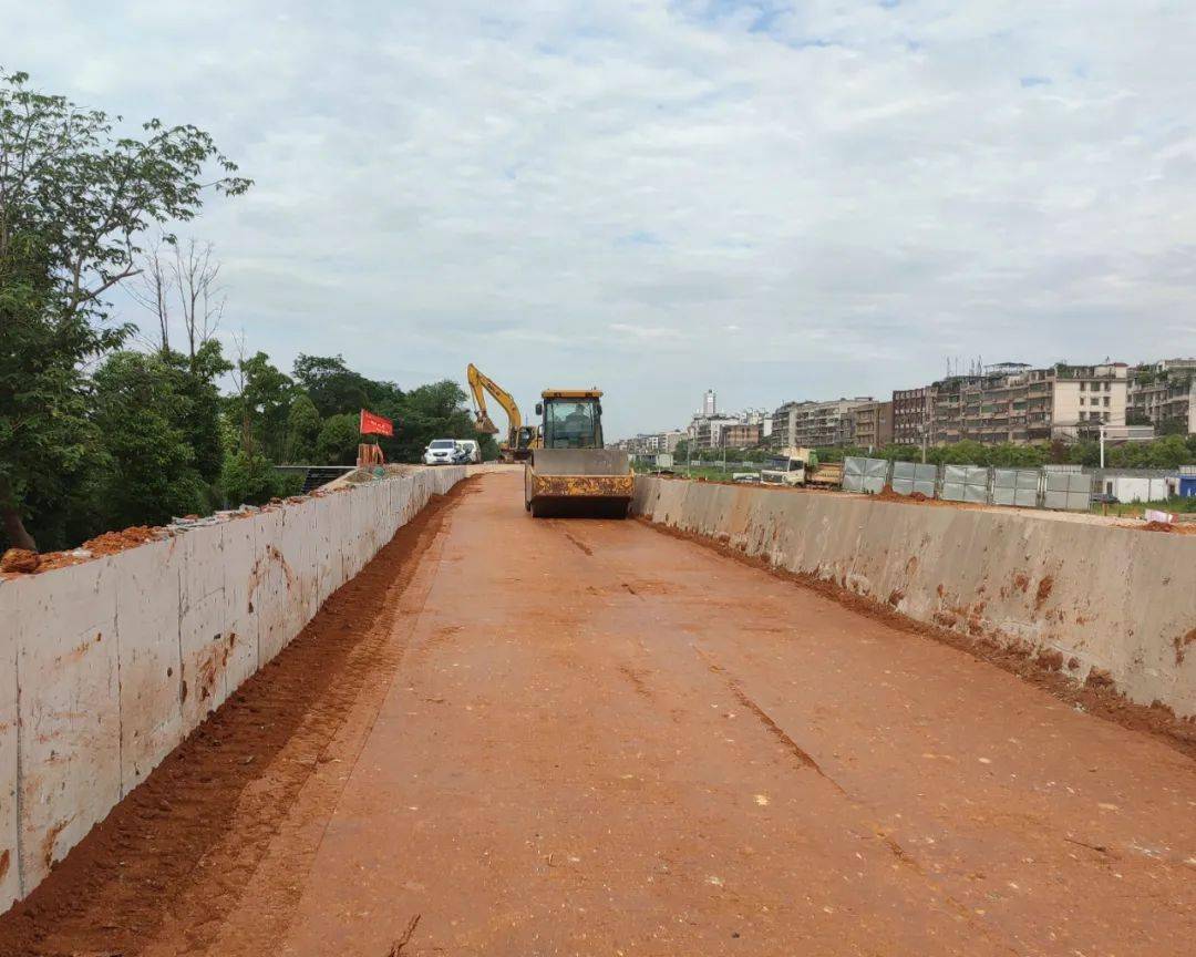 施工动态 | 堤顶防汛公路土方填筑完成过半