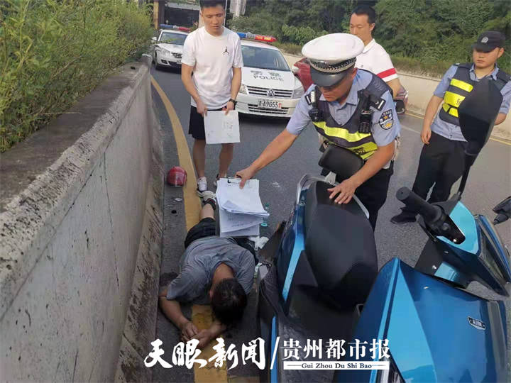 男子骑车中暑倒地昏迷 热心市民和交警及时救助救护车 6217