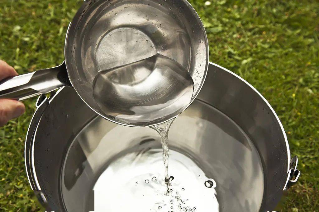 4. 出风口放一盆水