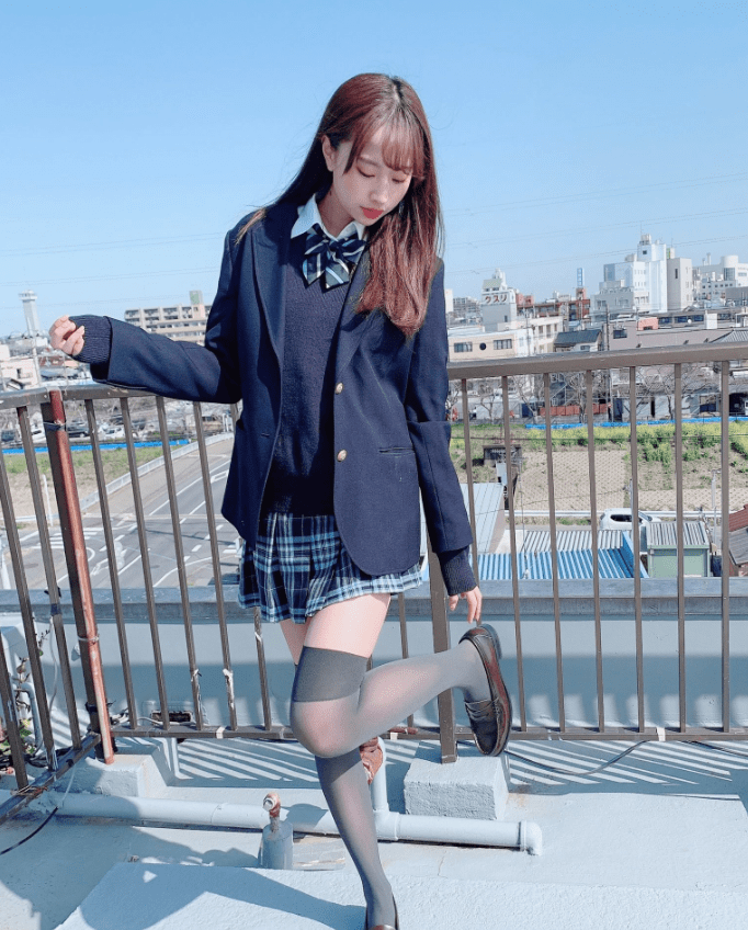 穿上jk制服的藤川散发着元气满满的青春光芒.