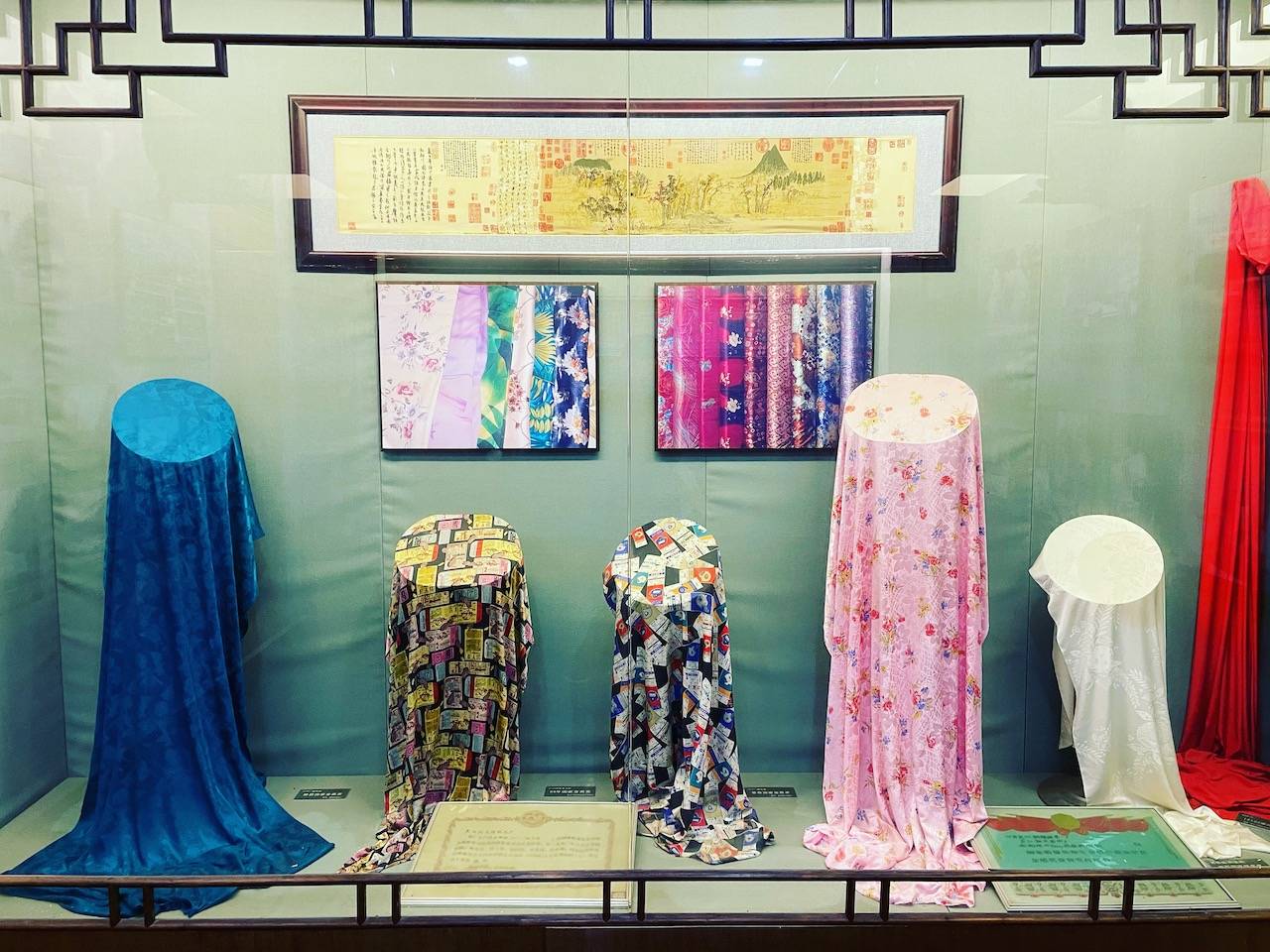 ","衣被天下"和"风尚习俗"三个部分展示古往今来盛泽丝绸制造的场景