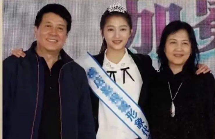 2016年网曝关晓彤的姐姐关晓丹去世,估计在此之前,很多人都不知道