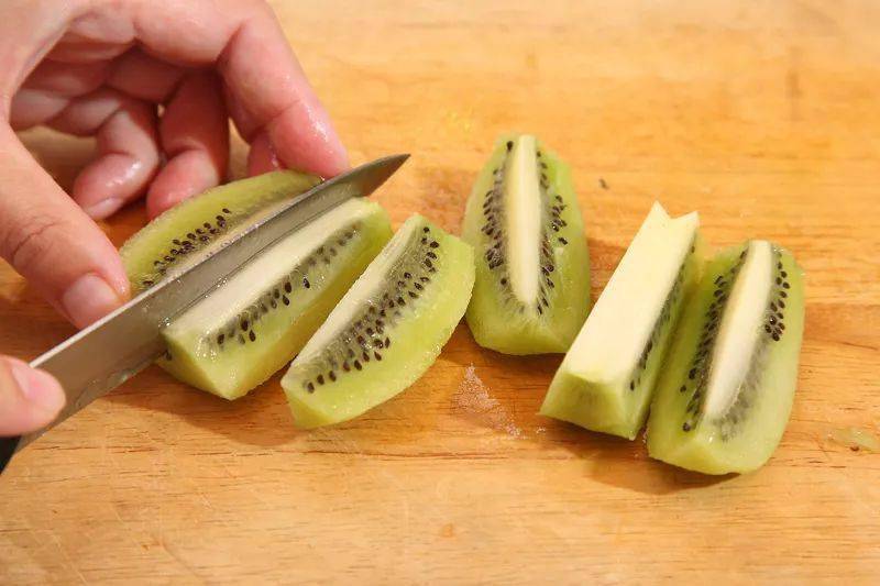 将周围果皮直接用水果刀由上往下切去,视猕猴桃大小而定,约切6658刀