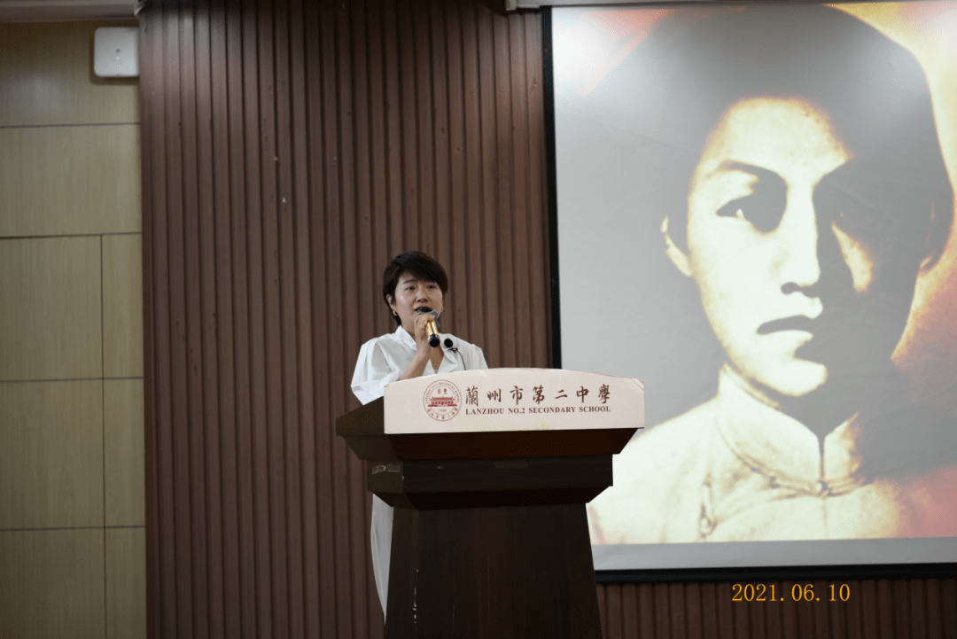 兰州市第八十二中学栗文君老师为师生带来《初心使命永不忘 我以我行