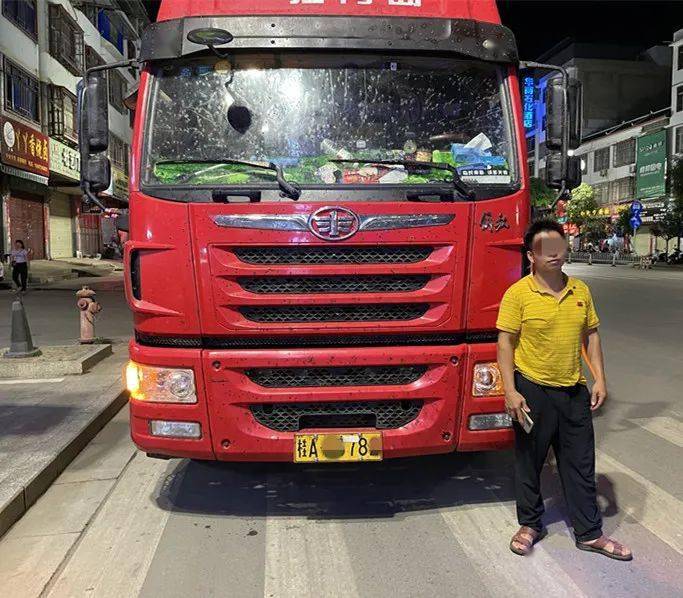 崇左一司机自作聪明将车牌数字7变成1结果