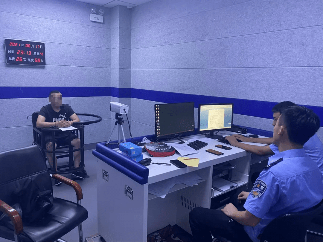 6月17日,办案民警在讯问嫌疑人.