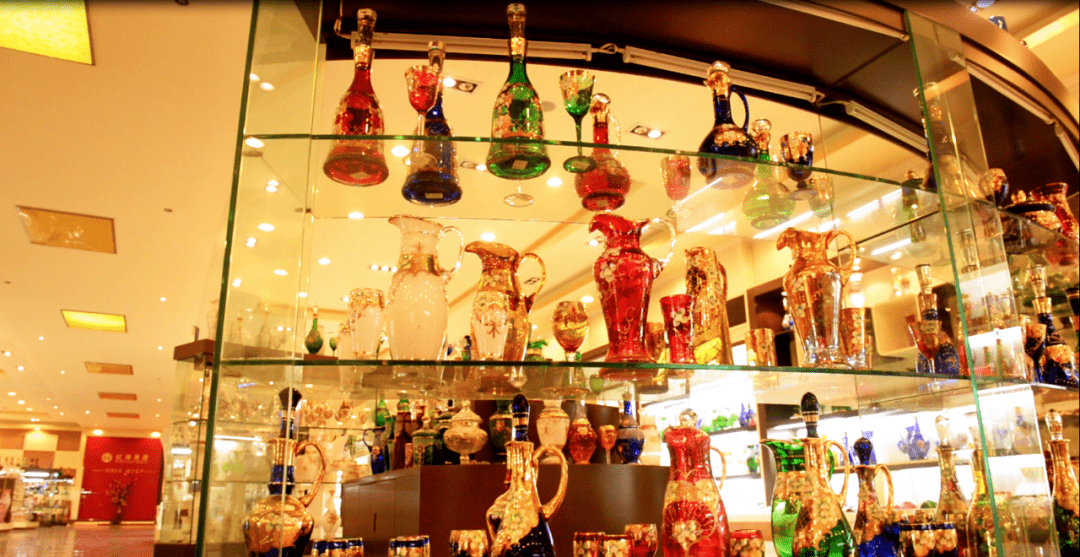 众所周知,乔家大院是祁县的一张靓丽名片,作为"中国玻璃器皿之都"