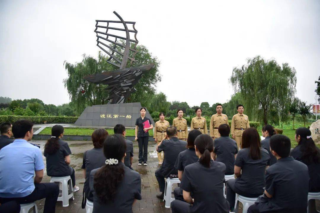 人民法院的五名青年干警正以情景剧形式讲述铜陵渡江英雄赵傍根的故事
