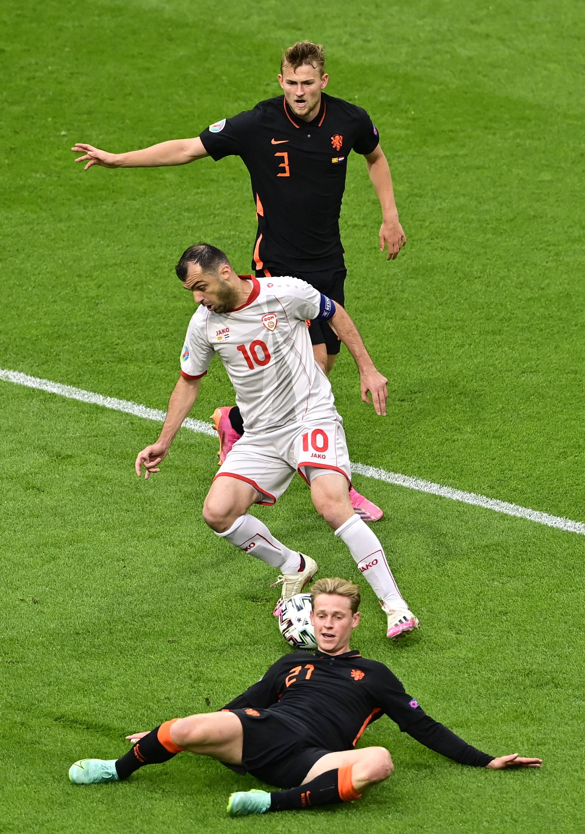 足球——欧锦赛:荷兰胜北马其顿