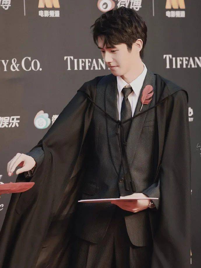 昊然弟弟的小巧思总是在一些细微又引人注目的地方,比如——胸针.